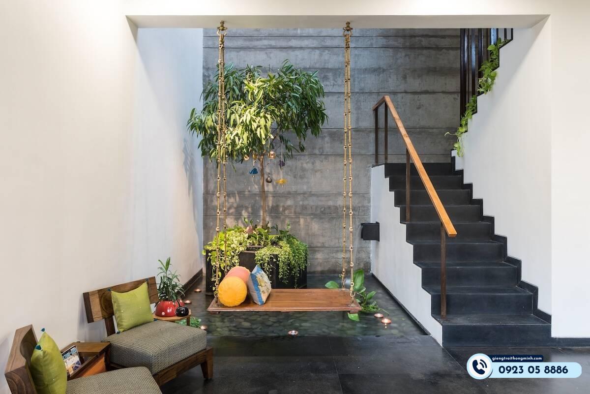 bể cá giếng trời liên thong cầu thang